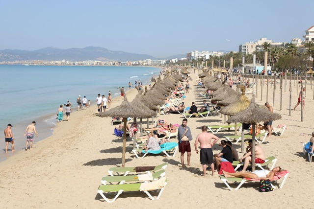 Sunbed wars escalate on Spanish beach with new technique